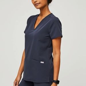 Figs Casma -Three-Pocket Scrub Top Size: XS Color: Quiet Navy FREE SHIPPING!